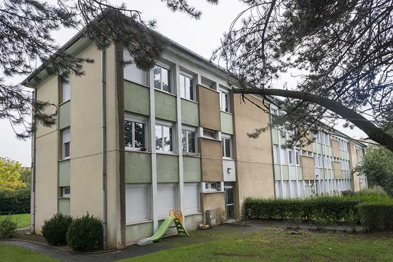 Façade est de la barre de logements. © Mary Ruffinoni / Région Bourgogne-Franche-Comté, Inventaire du patrimoine - 2013