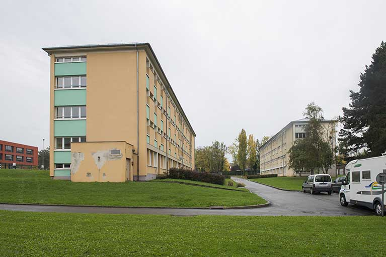Les pignons nord des deux barres d'internat de garçons. © Mary Ruffinoni / Région Bourgogne-Franche-Comté, Inventaire du patrimoine - 2013
