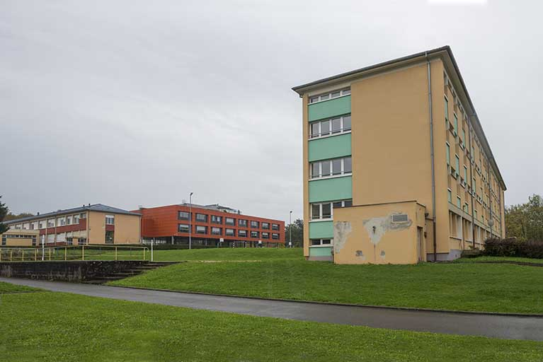 Angle nord-ouest de l'internat de garçons est, vue sur le  stade et au-delà, le pôle scientifique et l'angle nord-ouest de l'externat. © Mary Ruffinoni / Région Bourgogne-Franche-Comté, Inventaire du patrimoine - 2013
