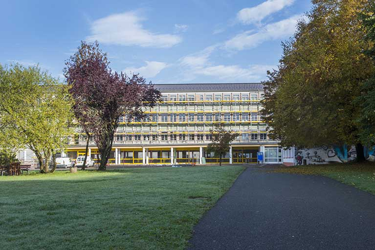 Cour et façade sud de l'externat des cours généraux, façade sud peinte de l'administration nord. © Mary Ruffinoni / Région Bourgogne-Franche-Comté, Inventaire du patrimoine - 2013