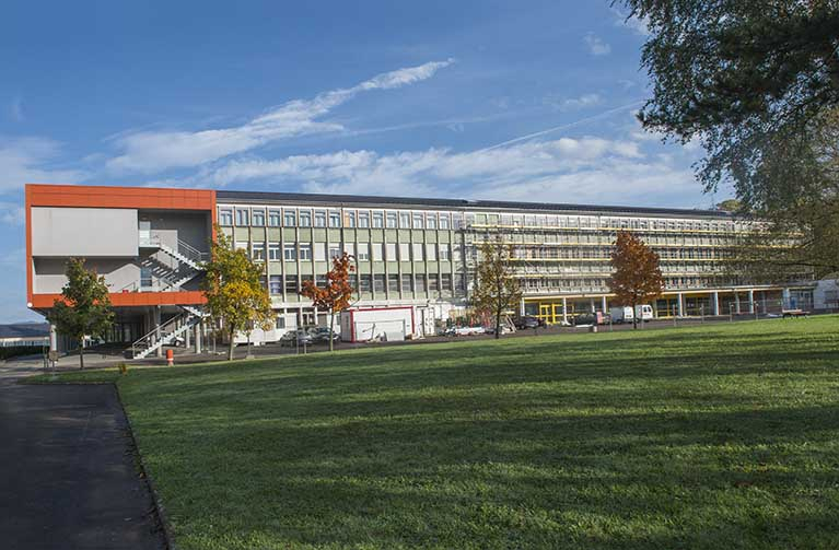 Cour et façade sud de l'externat des cours généraux et du centre de documentation et d'information. © Mary Ruffinoni / Région Bourgogne-Franche-Comté, Inventaire du patrimoine - 2013