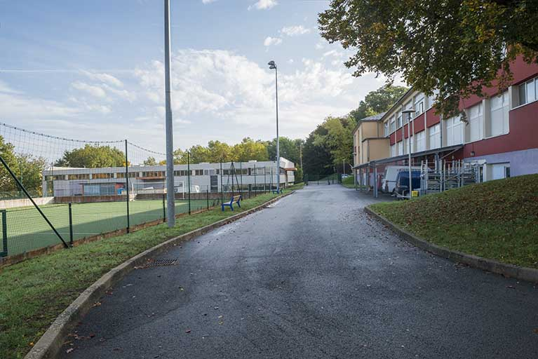 Accès entre la barre nord de  l'externat du pôle industriel et métiers de la mode et l'atelier de chaudronnerie. © Mary Ruffinoni / Région Bourgogne-Franche-Comté, Inventaire du patrimoine - 2013