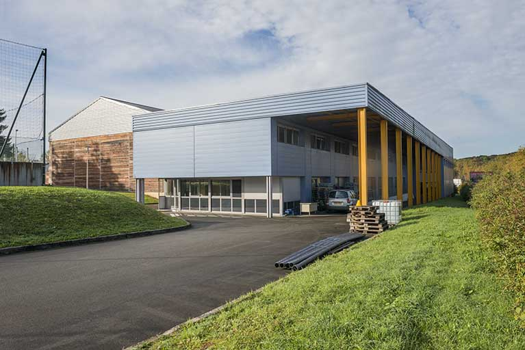 Angle nord-est du pôle logistique et pignon est du gymnase. © Mary Ruffinoni / Région Bourgogne-Franche-Comté, Inventaire du patrimoine - 2013