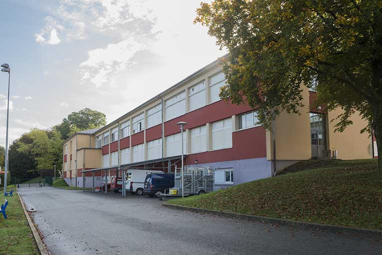 Façade intérieure nord de la barre nord de l'externat du pôle industriel et métiers de la mode. © Mary Ruffinoni / Région Bourgogne-Franche-Comté, Inventaire du patrimoine - 2013