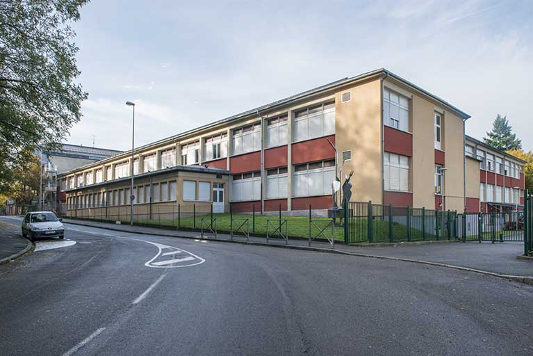Angle nord-est de l'externat et sculpture de Thomann. © Mary Ruffinoni / Région Bourgogne-Franche-Comté, Inventaire du patrimoine - 2013