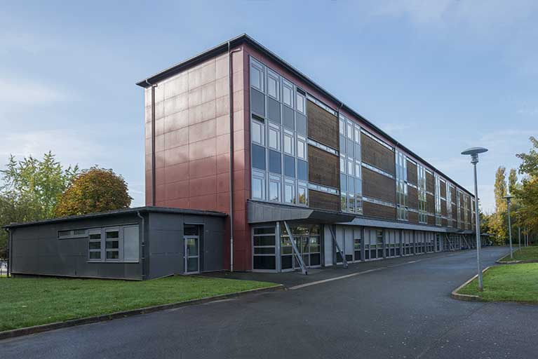 Façade nord et angle nord-est de l'externat de cours généraux et du pôle sanitaire. © Mary Ruffinoni / Région Bourgogne-Franche-Comté, Inventaire du patrimoine - 2013