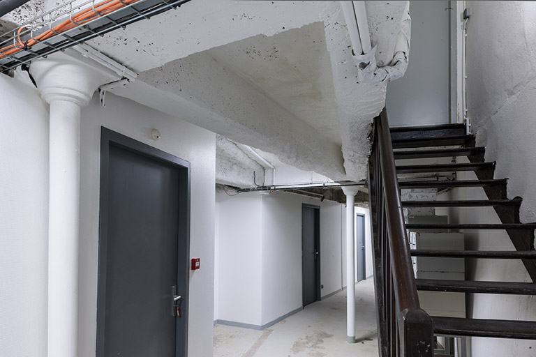 Entrepôt, soubassement : charpente en béton, poteaux en fonte et aménagements récents. © Jérôme Mongreville / Région Bourgogne-Franche-Comté, Inventaire du patrimoine - 2014 Entrepôt, soubassement : charpente en béton, poteaux en fonte et aménagements récents. © Jérôme Mongreville / Région Bourgogne-Franche-Comté, Inventaire du patrimoine - 2014