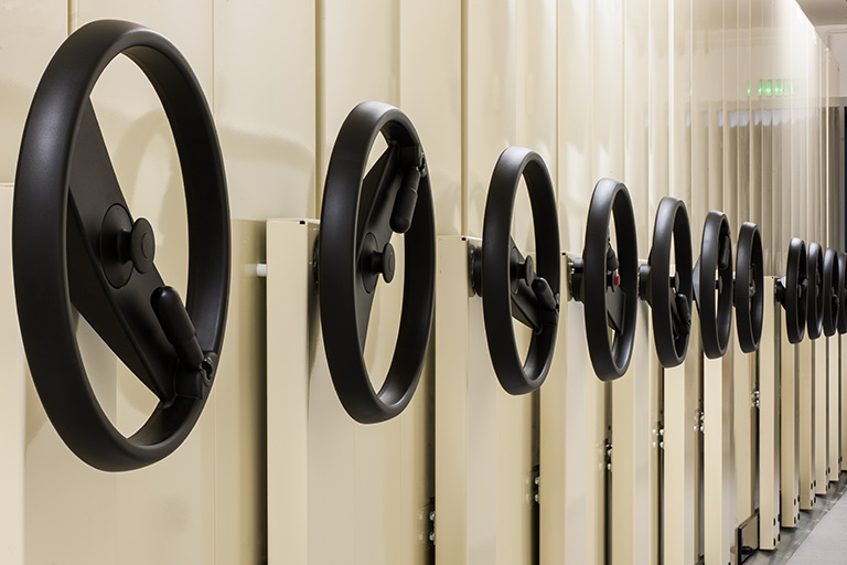 Entrepôt, 1er étage (partie surélevée) : volants des rayonnages mobiles. © Jérôme Mongreville / Région Bourgogne-Franche-Comté, Inventaire du patrimoine - 2014 Entrepôt, 1er étage (partie surélevée) : volants des rayonnages mobiles. © Jérôme Mongreville / Région Bourgogne-Franche-Comté, Inventaire du patrimoine - 2014