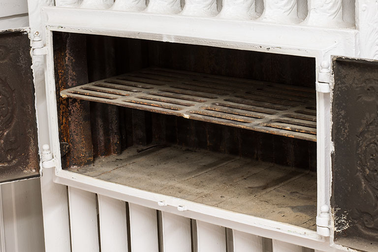 Bâtiment de l'administration, 1er étage : radiateur à chauffe-plat, détail du chauffe-plat. © Jérôme Mongreville / Région Bourgogne-Franche-Comté, Inventaire du patrimoine - 2014 Bâtiment de l'administration, 1er étage : radiateur à chauffe-plat, détail du chauffe-plat. © Jérôme Mongreville / Région Bourgogne-Franche-Comté, Inventaire du patrimoine - 2014