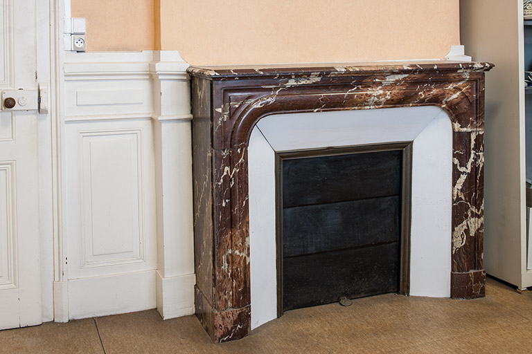 Bâtiment de l'administration, 1er étage : cheminée de l'ancienne salle à manger. © Jérôme Mongreville / Région Bourgogne-Franche-Comté, Inventaire du patrimoine - 2014 Bâtiment de l'administration, 1er étage : cheminée de l'ancienne salle à manger. © Jérôme Mongreville / Région Bourgogne-Franche-Comté, Inventaire du patrimoine - 2014