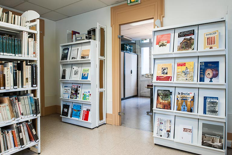 Bâtiment de l'administration, rez-de-chaussée : ancienne salle de réunion (actuel centre de documentation du service Inventaire et Patrimoine). © Jérôme Mongreville / Région Bourgogne-Franche-Comté, Inventaire du patrimoine - 2014 Bâtiment de l'administration, rez-de-chaussée : ancienne salle de réunion (actuel centre de documentation du service Inventaire et Patrimoine). © Jérôme Mongreville / Région Bourgogne-Franche-Comté, Inventaire du patrimoine - 2014