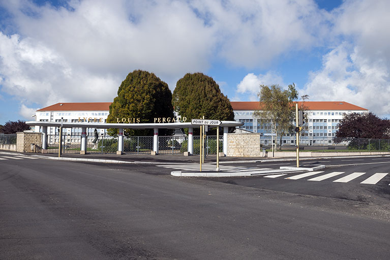 L'entrée principale le long du boulevard. © Mary Ruffinoni / Région Bourgogne-Franche-Comté, Inventaire du patrimoine - 2014