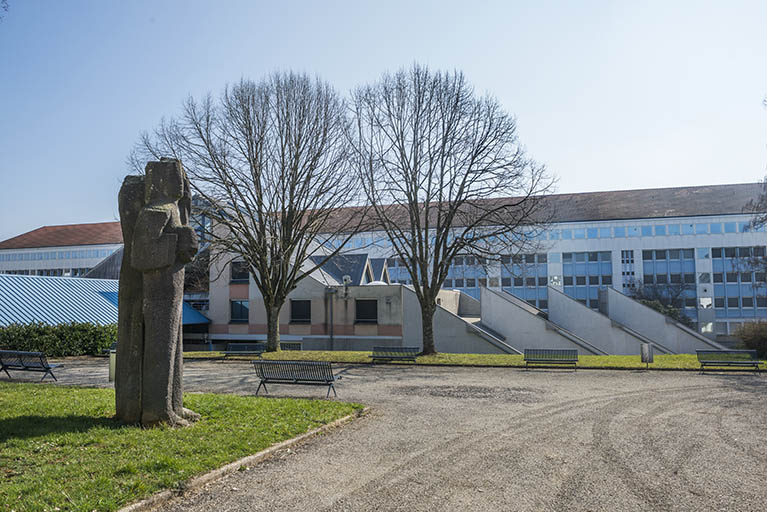 Le groupe sculpté devant les façades postérieures du centre de documentation et d'information et de l'externat. © Mary Ruffinoni / Région Bourgogne-Franche-Comté, Inventaire du patrimoine - 2014