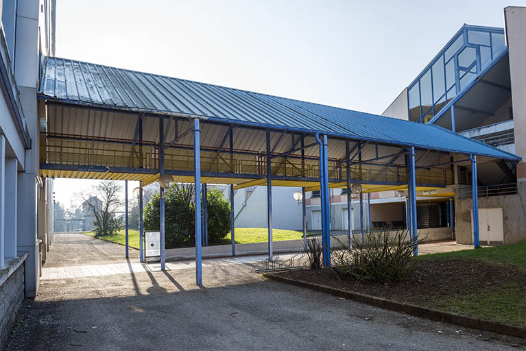 Passage couvert reliant l'externat au centre de documentation et d'information. © Mary Ruffinoni / Région Bourgogne-Franche-Comté, Inventaire du patrimoine - 2014