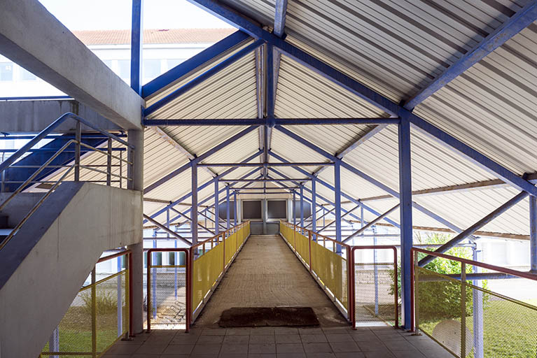 Passerelle aérienne (non affectée) menant du centre de documentation et d'information à l'externat. © Mary Ruffinoni / Région Bourgogne-Franche-Comté, Inventaire du patrimoine - 2014
