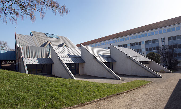 Vue du centre de documentation et d'information depuis le nord-ouest et façade postérieure de l'externat. © Mary Ruffinoni / Région Bourgogne-Franche-Comté, Inventaire du patrimoine - 2014