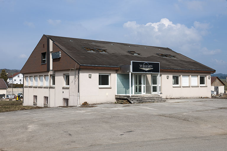Vue d'ensemble depuis le sud-ouest, début 2014 (avant la transformation en funérarium). © Jérôme Mongreville / Région Bourgogne-Franche-Comté, Inventaire du patrimoine - 2014