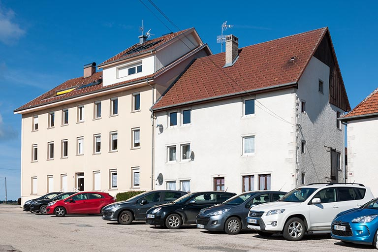 Vue d'ensemble, de trois quarts droite (la "Grande Maison" est à gauche). © Jérôme Mongreville / Région Bourgogne-Franche-Comté, Inventaire du patrimoine - 2014