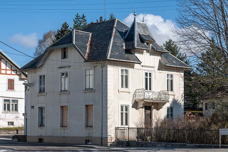 Premier bâtiment (logement patronal) au 2 rue Victor Hugo, vu du sud. © Jérôme Mongreville / Région Bourgogne-Franche-Comté, Inventaire du patrimoine - 2014 Premier bâtiment (logement patronal) au 2 rue Victor Hugo, vu du sud. © Jérôme Mongreville / Région Bourgogne-Franche-Comté, Inventaire du patrimoine - 2014