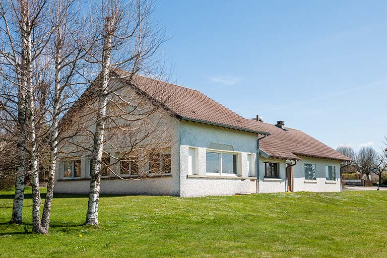 Vue d'ensemble, depuis l'ouest (façades postérieure et latérale gauche). © Jérôme Mongreville / Région Bourgogne-Franche-Comté, Inventaire du patrimoine - 2014