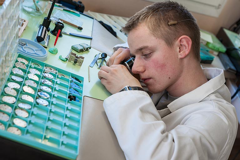 Horloger au travail. © Jérôme Mongreville / Région Bourgogne-Franche-Comté, Inventaire du patrimoine - 2014