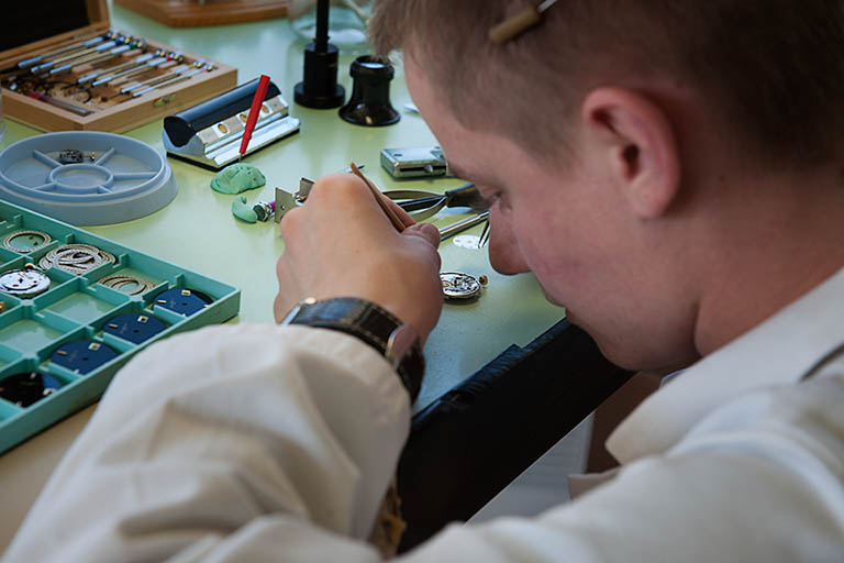 Horloger au travail. © Jérôme Mongreville / Région Bourgogne-Franche-Comté, Inventaire du patrimoine - 2014