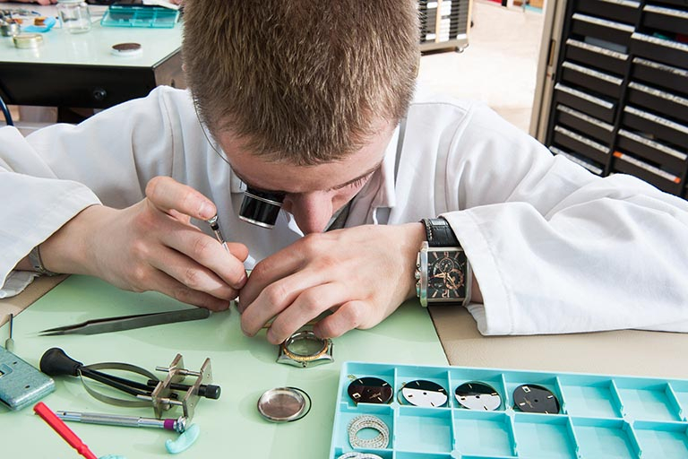 Horloger au travail. © Jérôme Mongreville / Région Bourgogne-Franche-Comté, Inventaire du patrimoine - 2014