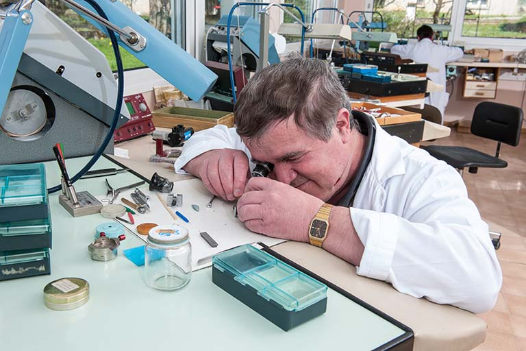 Horloger au travail. © Jérôme Mongreville / Région Bourgogne-Franche-Comté, Inventaire du patrimoine - 2014