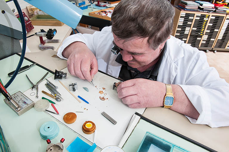 Horloger au travail. © Jérôme Mongreville / Région Bourgogne-Franche-Comté, Inventaire du patrimoine - 2014