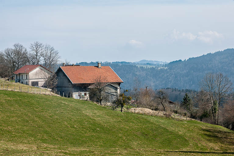 Garage, ferme et logement, depuis l'ouest. © Jérôme Mongreville / Région Bourgogne-Franche-Comté, Inventaire du patrimoine - 2014