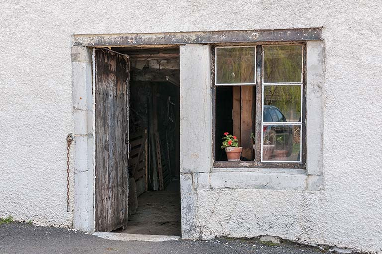 Ferme : porte et fenêtre sur la face latérale gauche. © Jérôme Mongreville / Région Bourgogne-Franche-Comté, Inventaire du patrimoine - 2014
