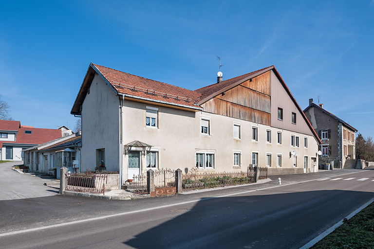 Ferme : façade antérieure, de trois quarts gauche. © Jérôme Mongreville / Région Bourgogne-Franche-Comté, Inventaire du patrimoine - 2014