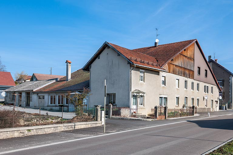 Ferme : vue d'ensemble, depuis le sud. L'atelier de galvanoplastie occupait la partie gauche des bâiments. © Jérôme Mongreville / Région Bourgogne-Franche-Comté, Inventaire du patrimoine - 2014