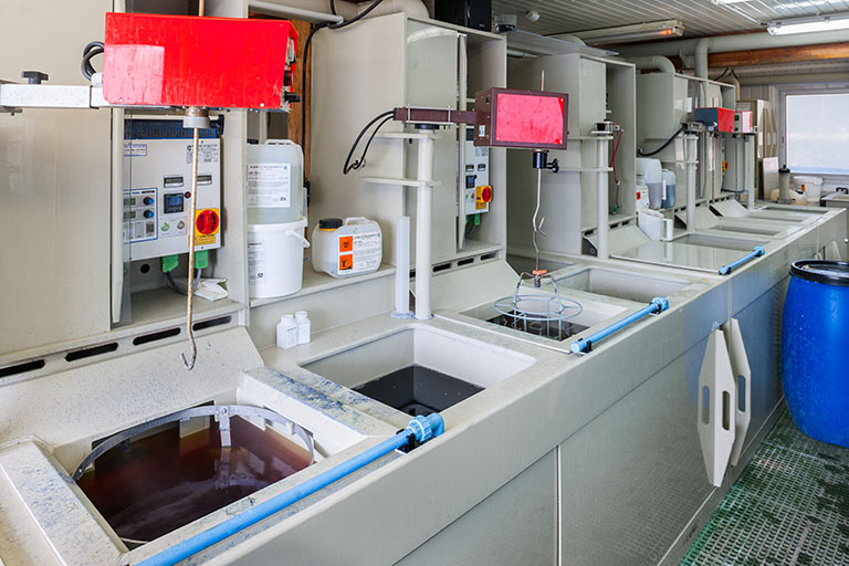 Usine : atelier de galvanoplastie (installations de l'îlot central depuis l'angle est). © Jérôme Mongreville / Région Bourgogne-Franche-Comté, Inventaire du patrimoine - 2014
