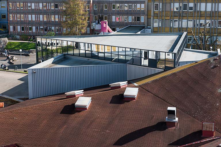 Vue sur la toiture du bâtiment d'entrée depuis l'ouest. © Jérôme Mongreville / Région Bourgogne-Franche-Comté, Inventaire du patrimoine - 2014