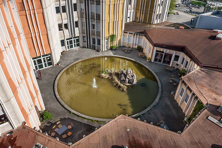 Vue plongeante sur le bassin et la sculpture d'Annie Bleu. © Jérôme Mongreville / Région Bourgogne-Franche-Comté, Inventaire du patrimoine - 2014