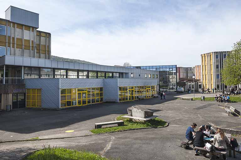 La cour, devant la façade de l'externat avec sa machinerie d'ascenseur. © Jérôme Mongreville / Région Bourgogne-Franche-Comté, Inventaire du patrimoine - 2014