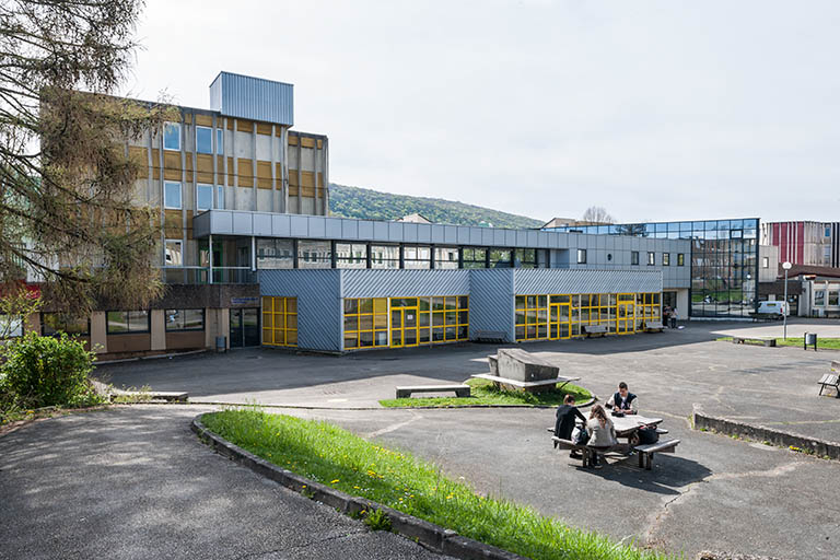 Face nord-est du bâtiment d'externat avec sa machinerie d'ascenseur. © Jérôme Mongreville / Région Bourgogne-Franche-Comté, Inventaire du patrimoine - 2014