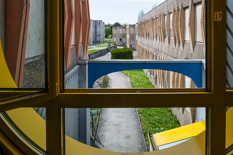 Vue depuis les bâtiments des classes préparatoires, à l'angle nord-est de la cour, le long de la façade sud de l'atelier industriel. © Jérôme Mongreville / Région Bourgogne-Franche-Comté, Inventaire du patrimoine - 2014