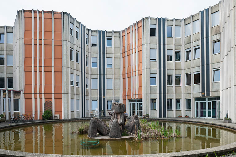 Le bassin et sa sculpture.  © Jérôme Mongreville / Région Bourgogne-Franche-Comté, Inventaire du patrimoine - 2014