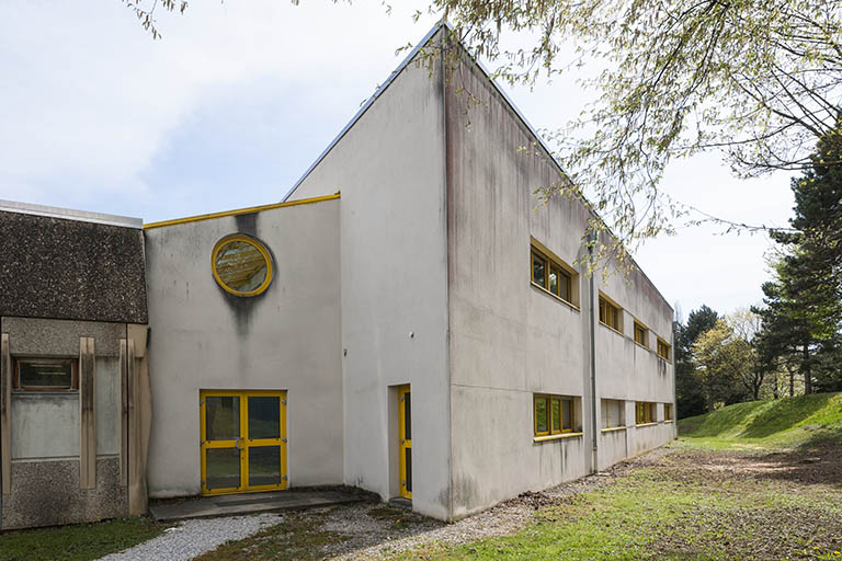 Façade postérieure nord-ouest et angle nord de l'externat ouest jouxtant les ateliers. © Jérôme Mongreville / Région Bourgogne-Franche-Comté, Inventaire du patrimoine - 2014