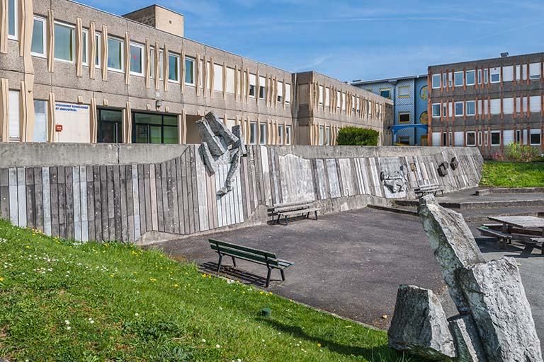 Vue sur l'oeuvre de Jean Gilles et le nord-est de la cour. © Jérôme Mongreville / Région Bourgogne-Franche-Comté, Inventaire du patrimoine - 2014