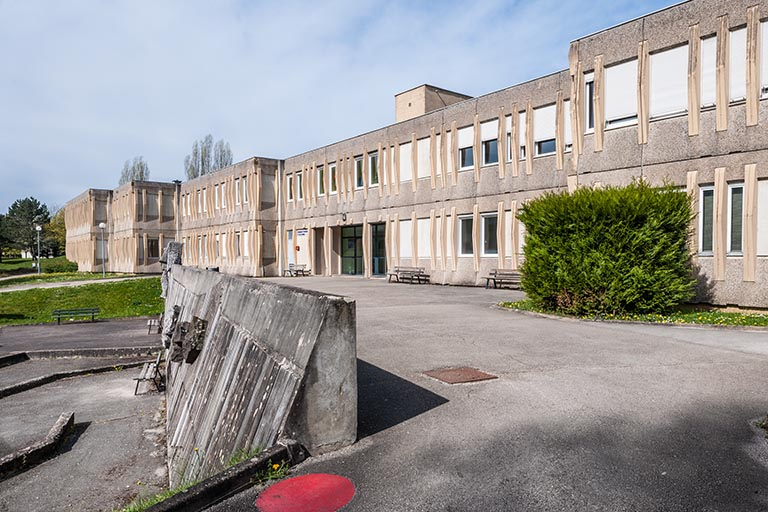 Depuis l'est, vue de profil de l'oeuvre de Jean Gilles et des façades sud des ateliers-externats.  © Jérôme Mongreville / Région Bourgogne-Franche-Comté, Inventaire du patrimoine - 2014