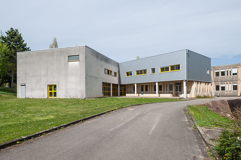 Pignon ouest et façade antérieure sur cours de l'externat ouest. © Jérôme Mongreville / Région Bourgogne-Franche-Comté, Inventaire du patrimoine - 2014
