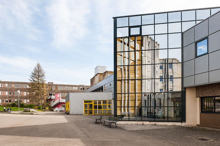 Depuis le sud-ouest, vue de profil des bâtiments bordant la cour au sud-est. © Jérôme Mongreville / Région Bourgogne-Franche-Comté, Inventaire du patrimoine - 2014