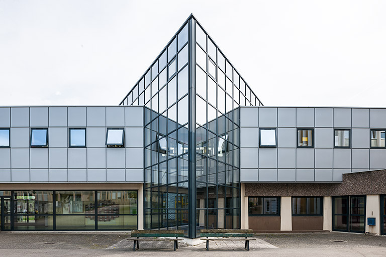 Bâtiment de l'administration et centre de documentation et d'information (cdi) à l'étage : détail. © Jérôme Mongreville / Région Bourgogne-Franche-Comté, Inventaire du patrimoine - 2014