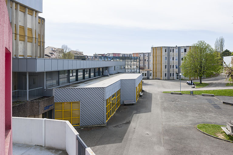 Depuis le nord-est, vue de profil des bâtiments bordant la cour au sud-est. © Jérôme Mongreville / Région Bourgogne-Franche-Comté, Inventaire du patrimoine - 2014