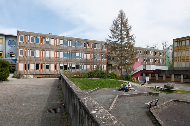Depuis l'ouest, vue des bâtiments bordant la cour au nord-est. © Jérôme Mongreville / Région Bourgogne-Franche-Comté, Inventaire du patrimoine - 2014
