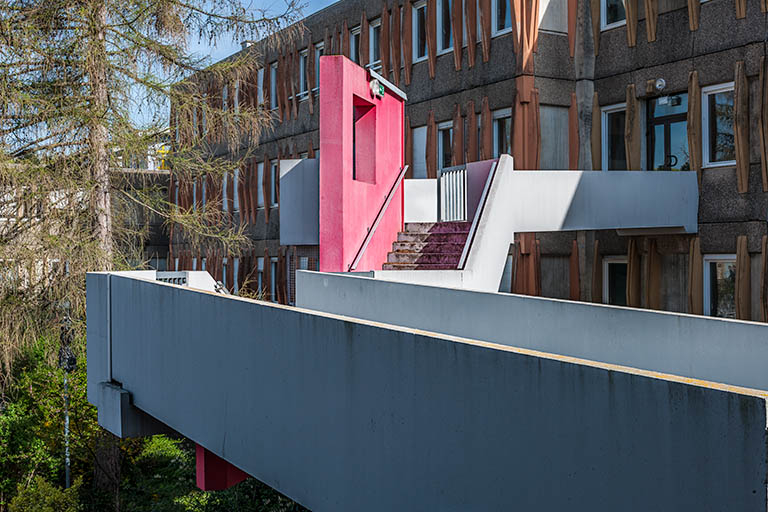 Détail de la passerelle et escalier devant l'externat d'enseignement scientifique et tertiaire. © Jérôme Mongreville / Région Bourgogne-Franche-Comté, Inventaire du patrimoine - 2014