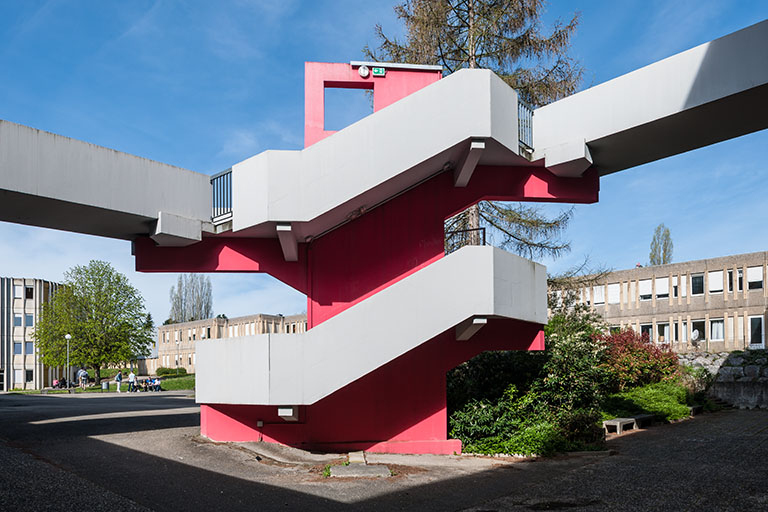 Détail de la passerelle et escalier devant l'externat d'enseignement scientifique et tertiaire.  © Jérôme Mongreville / Région Bourgogne-Franche-Comté, Inventaire du patrimoine - 2014